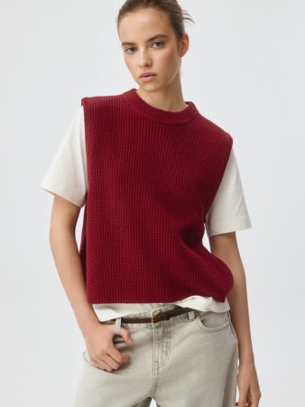 укороченный вязаный жилет фотография