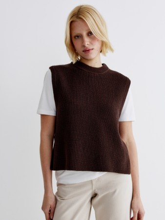 укороченный вязаный жилет - женская верхняя одежда укороченная 