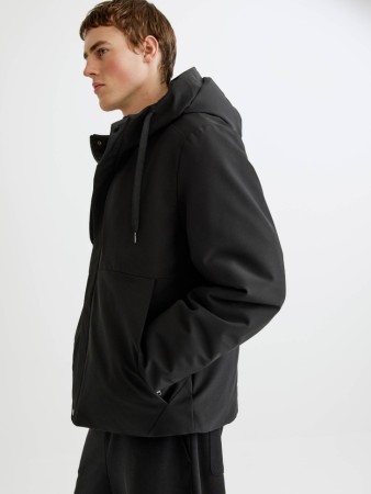 утепленная куртка с капюшоном фотография