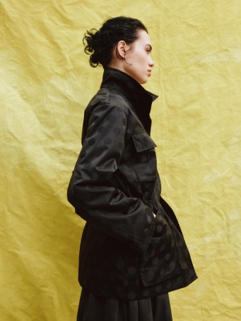 утепленная парка с принтом в горошек фотография