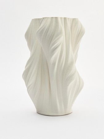 ваза из керамики с рельефным узором фотография