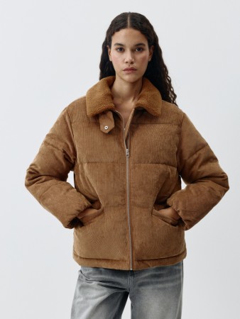 вельветовая куртка с меховым воротником фотография