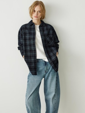 вельветовая рубашка оверсайз в клетку фотография