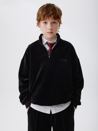 велюровый свитшот с вышивкой для мальчиков фотография