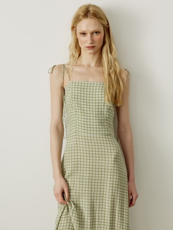 вискозное платье на бретелях с принтом фотография