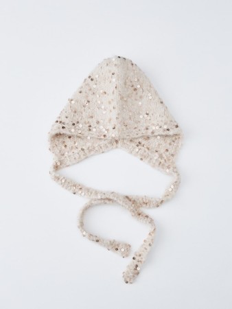 вязаная шапка-чепчик с содержанием шерсти фотография