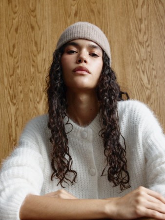 вязаная шапка из кашемира фотография