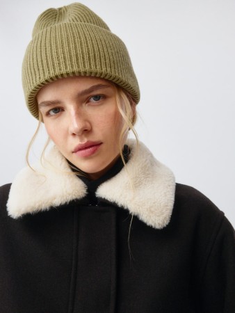 вязаная шапка из смесовой шерсти фотография