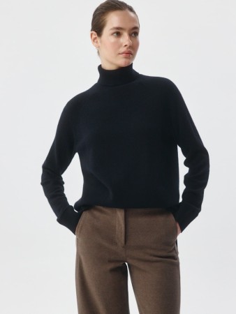 вязаная водолазка из шерсти фотография