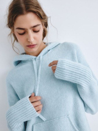 вязаное худи с капюшоном из линейки  young - толстовки и олимпийки