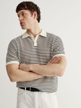 вязаное поло с коротким рукавом в полоску фотография