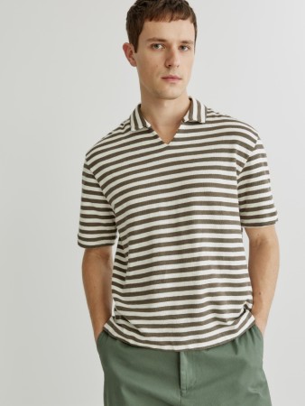 вязаное поло в полоску с коротким рукавом фотография