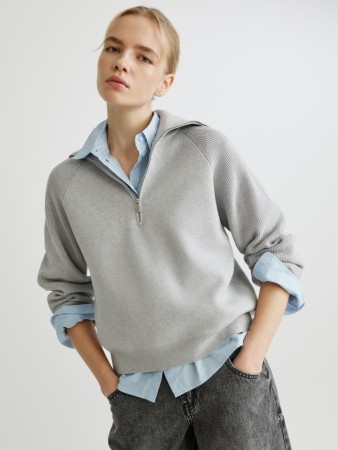 вязаный джемпер на молнии фотография