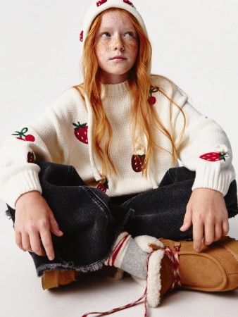 вязаный джемпер оверсайз с вышивкой для девочек фотография