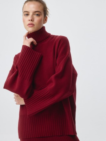 вязаный джемпер оверсайз фотография