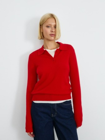 вязаный джемпер-поло из шерсти фотография