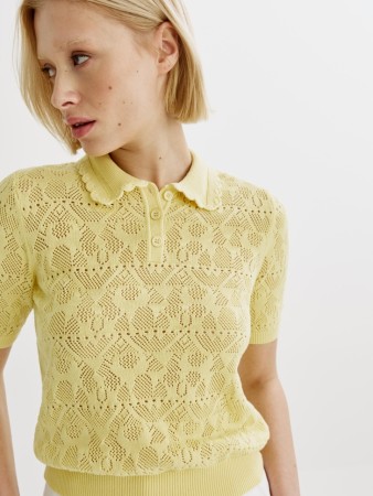 вязаный джемпер-поло с ажурным воротником фотография