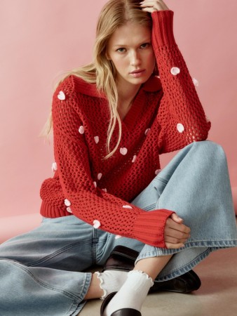 вязаный джемпер-поло с декором фотография