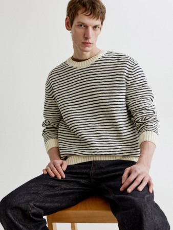 вязаный джемпер relaxed fit в полоску фотография