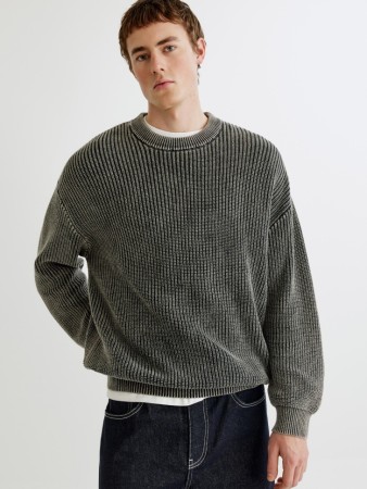 вязаный джемпер с эффектом стирки фотография