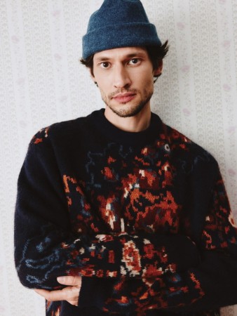 вязаный джемпер с принтом фотография