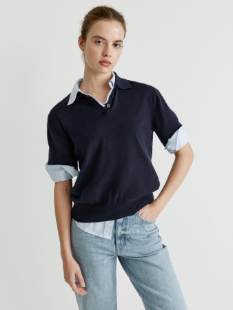 вязаный джемпер с воротником поло фотография