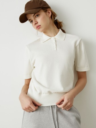 вязаный джемпер с воротником поло фотография