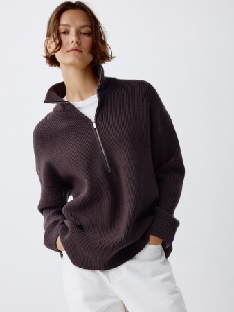 вязаный джемпер с воротником-стойкой на молнии фотография