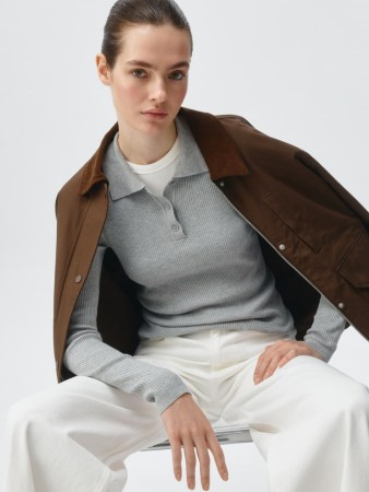 вязаный джемпер в рубчик фотография