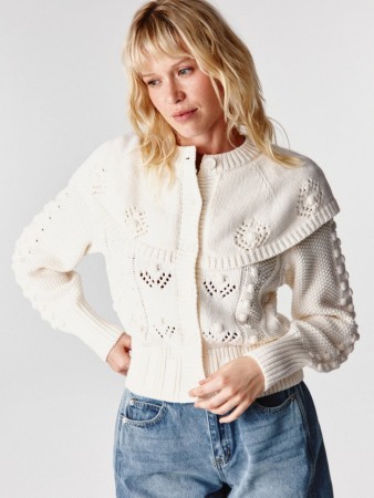 вязаный кардиган с кокеткой и декором фотография