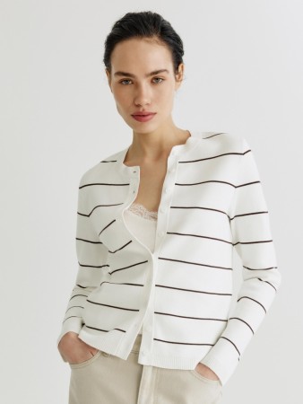 вязаный кардиган в полоску фотография