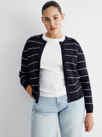 вязаный кардиган в полоску фотография