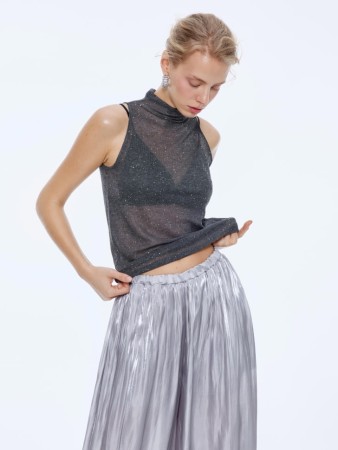 вязаный топ с воротником и пайетками фотография