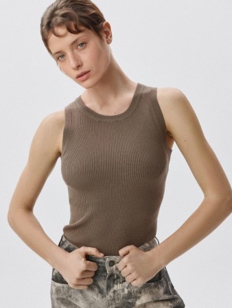 вязаный топ в рубчик фотография