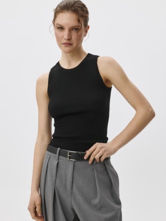 вязаный топ в рубчик фотография