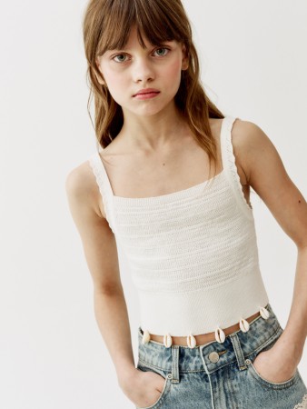 вязаный укороченный топ с декором для девочек фотография