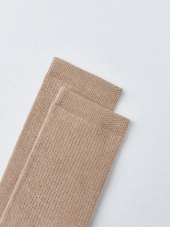 высокие носки в рубчик фотография