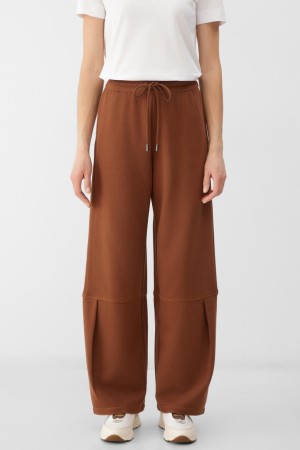 брюки  - женская одежда с прорезями 