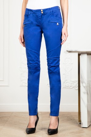 джинсы  - женская одежда на клепках 