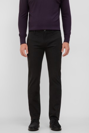 джинсы  - мужская одежда с карманами 