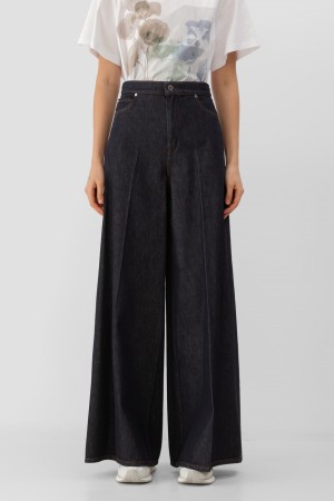 джинсы  - женская одежда из денима 