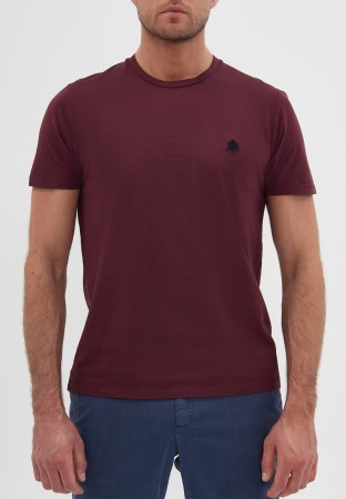 футболка  - мужская одежда облегающая 