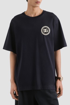 футболка  - мужская одежда с воротом 