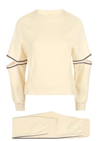 костюм  - женская одежда