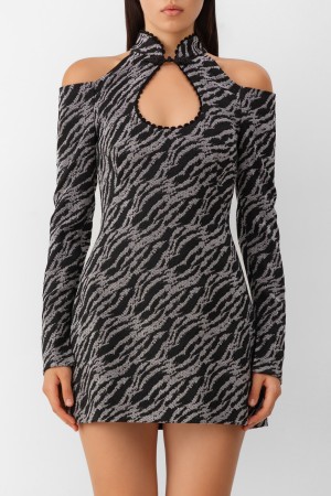 платье  - женская одежда с открытыми плечами 