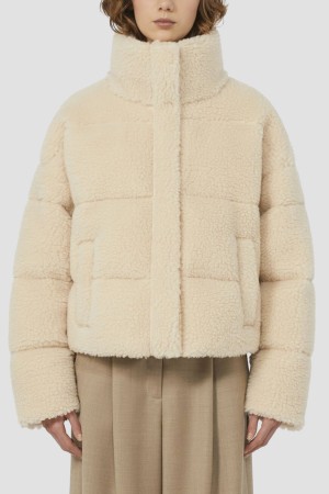 пуховик  - верхняя одежда с воротником-стойкой 