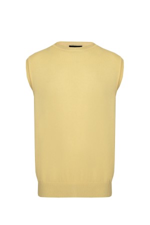 жилет  - мужская верхняя одежда с круглым вырезом 