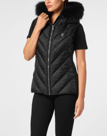 жилет  - женская верхняя одежда облегающая 