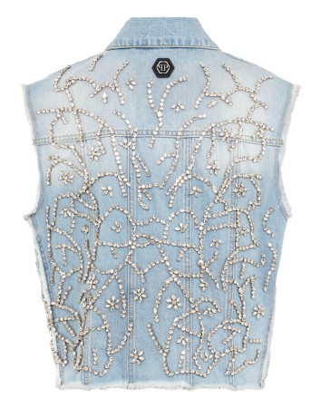 жилет  - женская верхняя одежда облегающая 