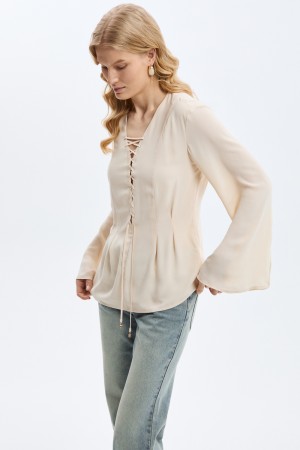 блузка со шнуровкой фотография